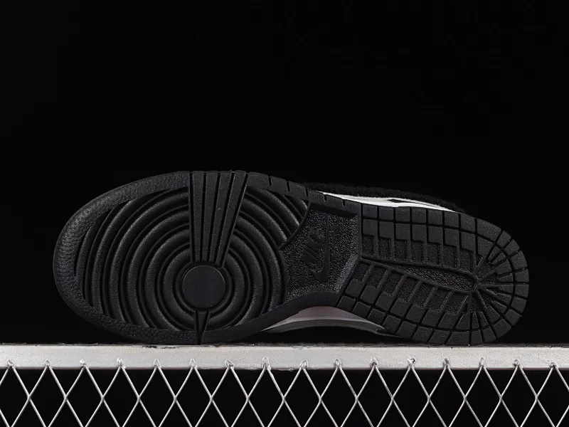 All Categories Nk SB Dunk Series Nk SB Dunk Low Low-top sneakers Cost-effective version Nk Dunk Low "Chenille" plush black hook SB low-top sports and leisure sneakers DQ7683-001